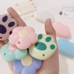 Cầm trên tay các mẫu dao rọc giấy học sinh mini