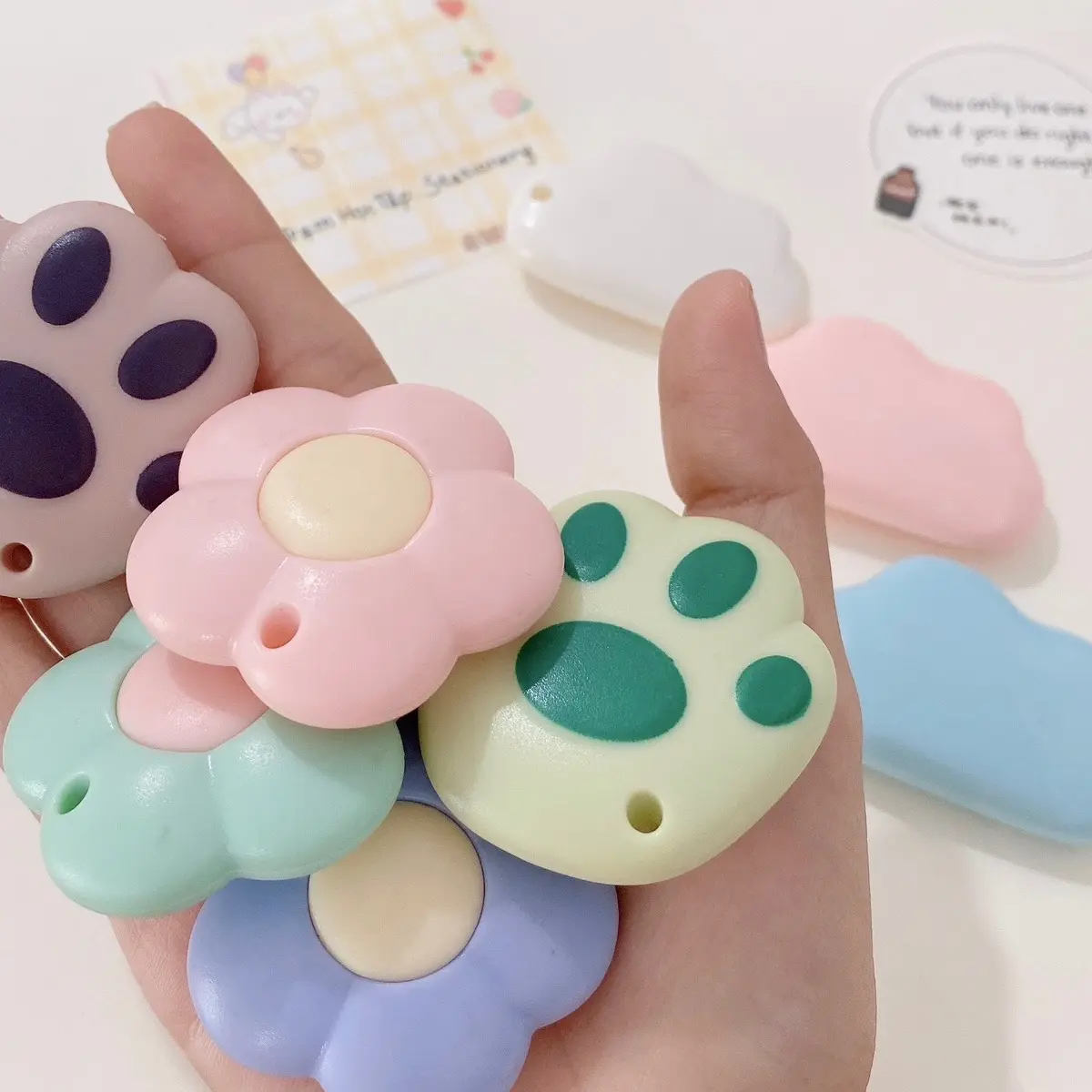 Dao rọc giấy học sinh mini cầm tay tiện lợi Cầm trên tay các mẫu dao rọc giấy học sinh mini