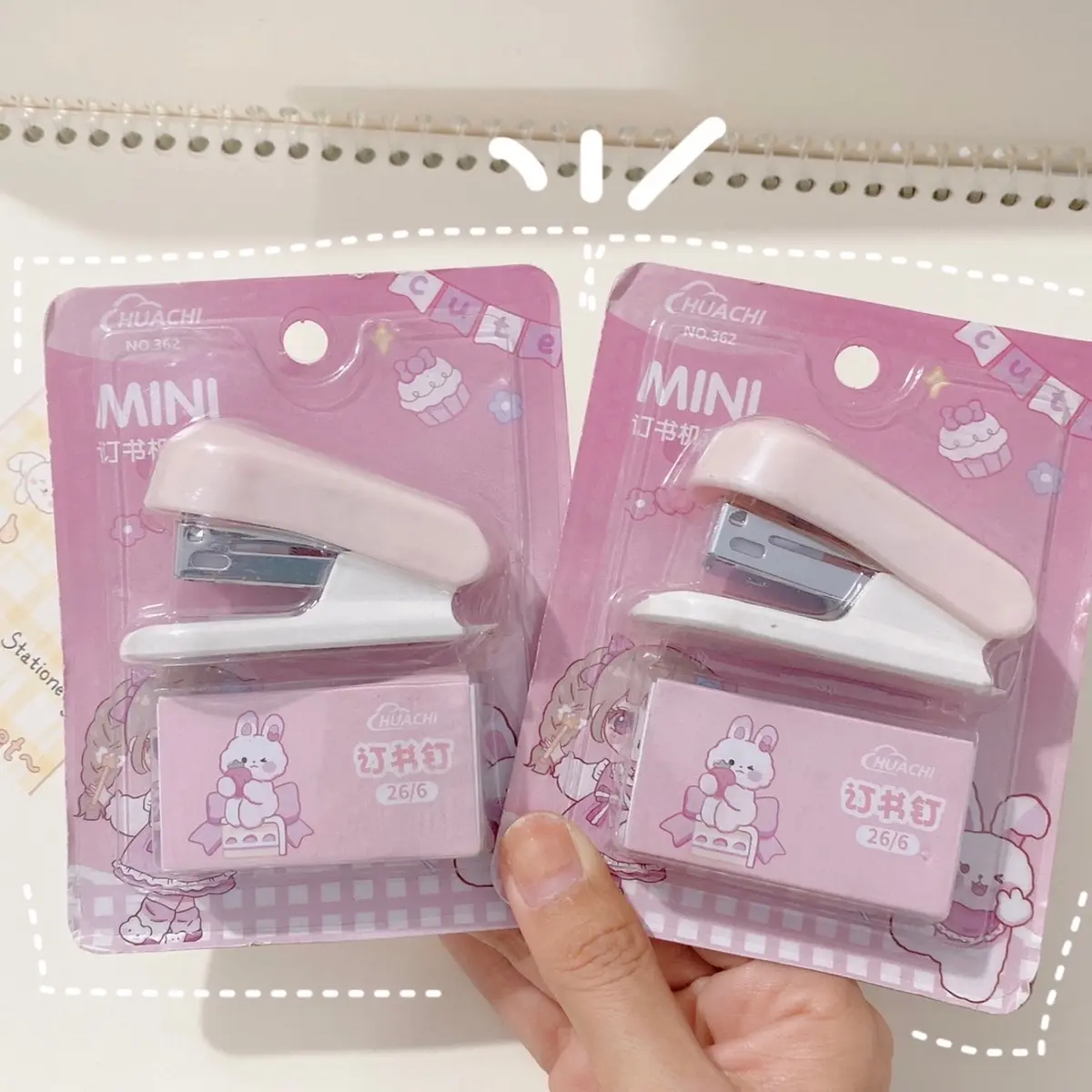 Dập ghim mini thỏ hồng trên tay Trên tay dập ghim mini màu hồng thỏ chibi dễ thương