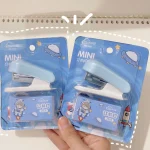 Trên tay dập ghim mini màu xanh phi hành gia cute