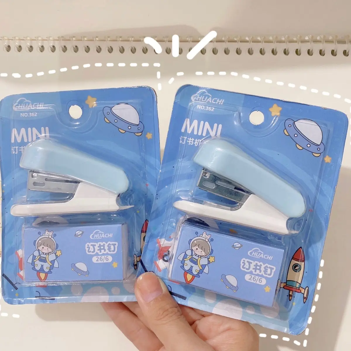 Dập ghim mini phi hành gia trên tay Trên tay dập ghim mini màu xanh phi hành gia cute