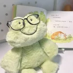 Gấu bông dễ thương hình ếch đeo kính trí thức