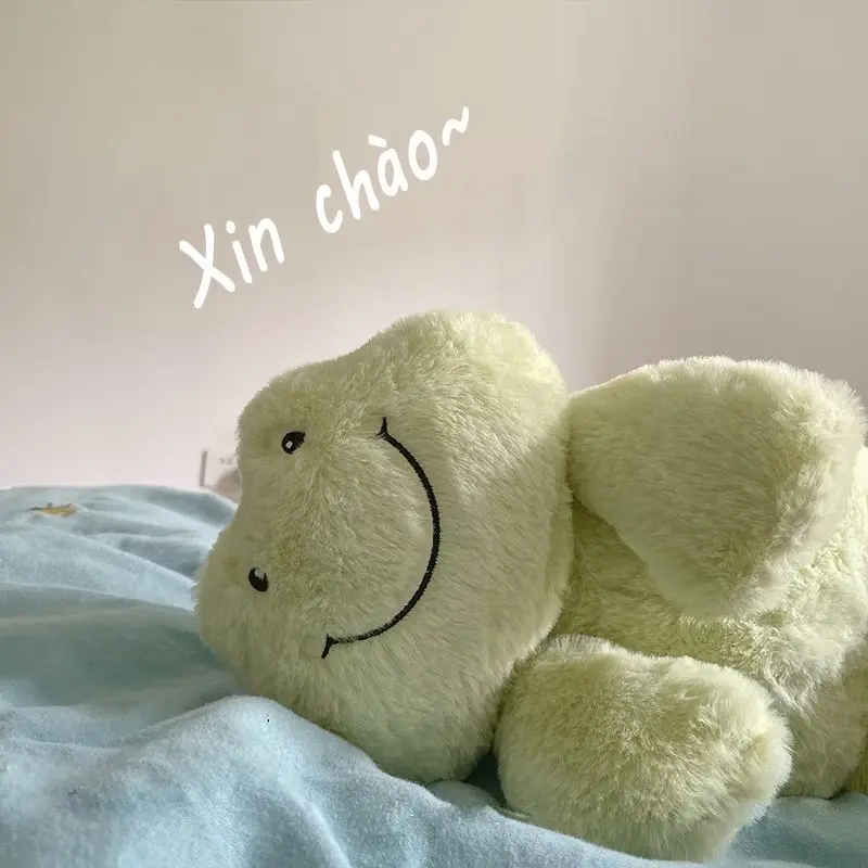 Gấu bông dễ thương hình ếch nằm ngủ trên giường