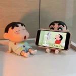 Giá đỡ điện thoại hình cậu bé Shin nằm ngủ và đỡ điện thoại