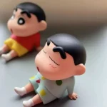 Cận cảnh giá đỡ điện thoại hình cậu bé Shin nhựa cứng