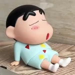 Biến thể giá đỡ điện thoại hình cậu bé Shin đồ ngủ pijama