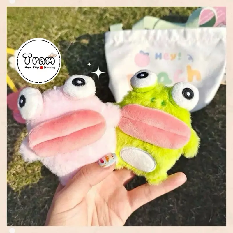 Cầm trên tay móc khoá ếch bông môi trề