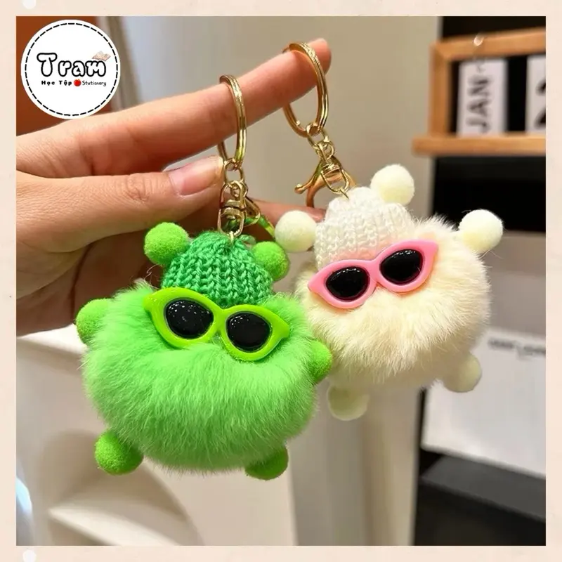 Móc khoá tiểu yêu xanh lá và trắng sữa Móc khoá tiểu yêu bông xù màu xanh lá và màu trắng sữa đeo kính ngầu