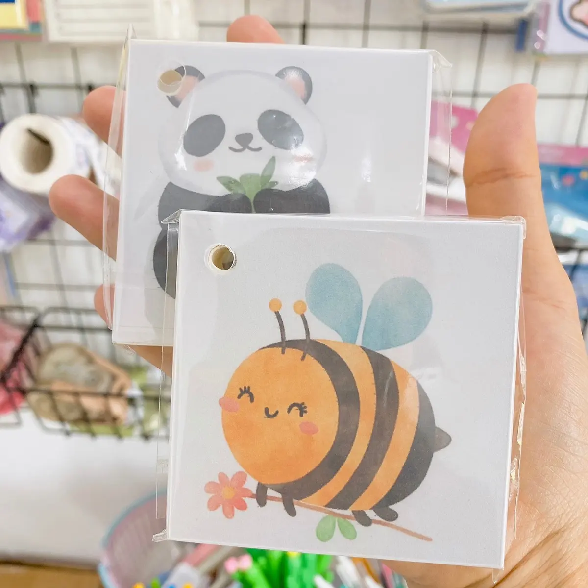 Cầm trên tay set sổ học từ vựng tiếng Anh mini