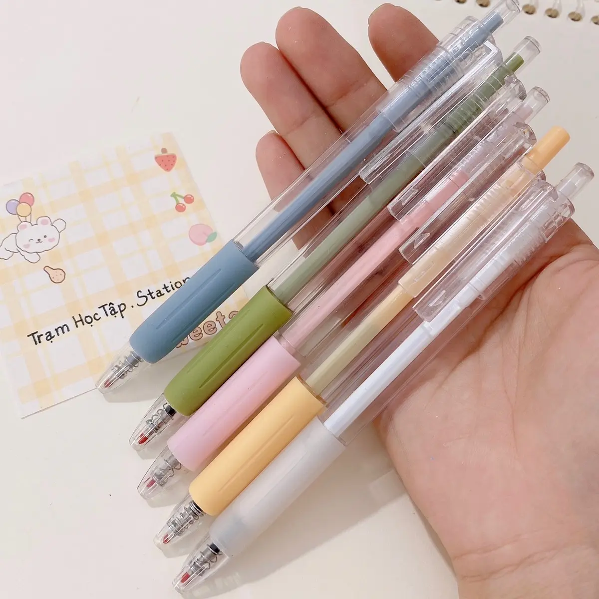 Thân bút gel có đệm tay màu pastel trong suốt thân bút gel có đệm tay màu pastel trong suốt