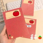 Cầm trên tay sổ ghi chép takenote nhanh họa tiết caro đỏ
