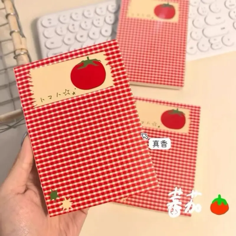 Cầm tay sổ ghi chép takenote nhanh Cầm trên tay sổ ghi chép takenote nhanh họa tiết caro đỏ