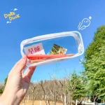 Túi đựng bút tiện lợi màu trắng chụp dưới nền trời xanh
