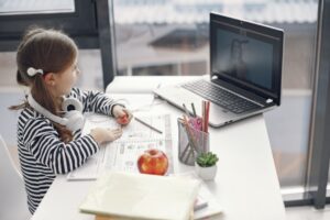 Bé gái tự giác học bài trực tuyến khơi dậy động lực học tập nội tại