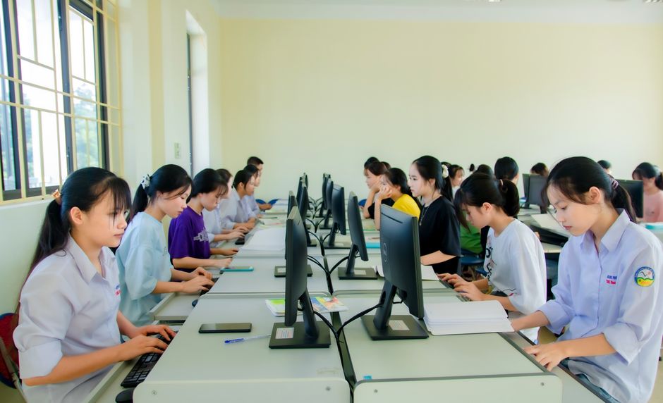Học sinh THCS tập trung nghiên cứu bài học trên máy tính Ứng dụng công nghệ giúp nâng cao động lực học tập cho học sinh THCS