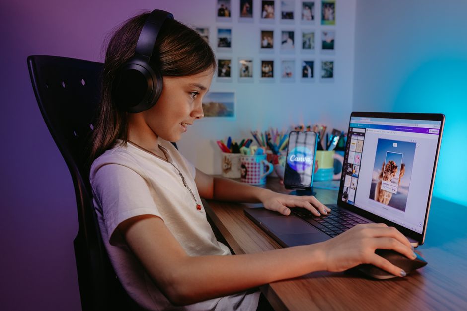 Học sinh tự học thiết kế đồ họa trực tuyến Tự học online có hiệu quả không đối với kỹ năng thiết kế đồ họa sáng tạo