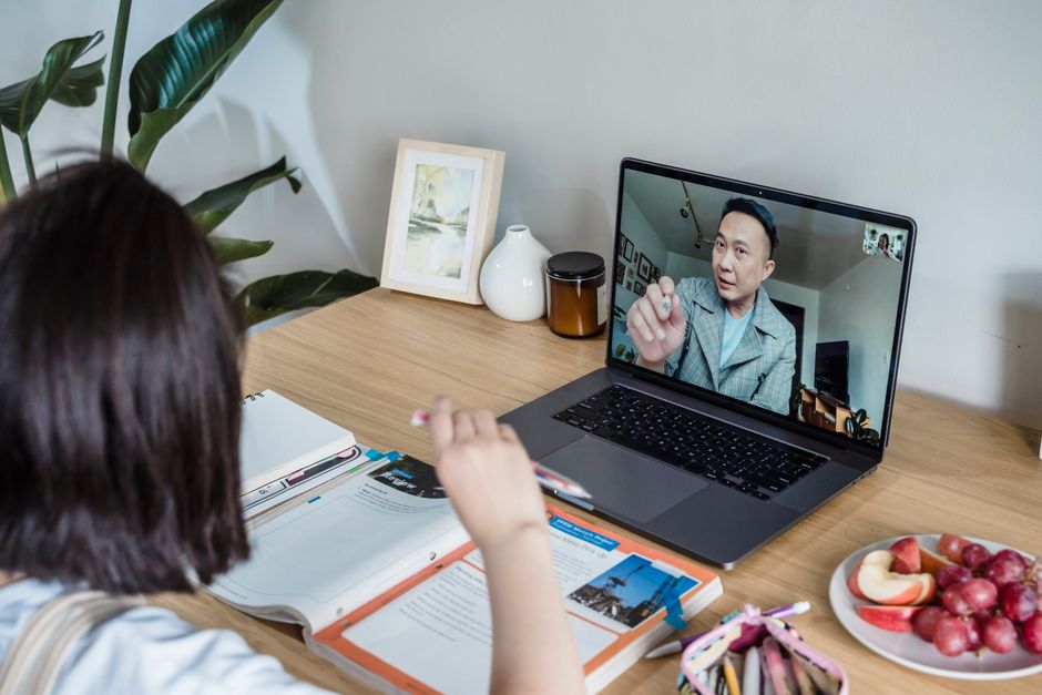 Học tập trực tuyến tương tác qua laptop Tự học online có hiệu quả không qua các lớp học trực tuyến tương tác