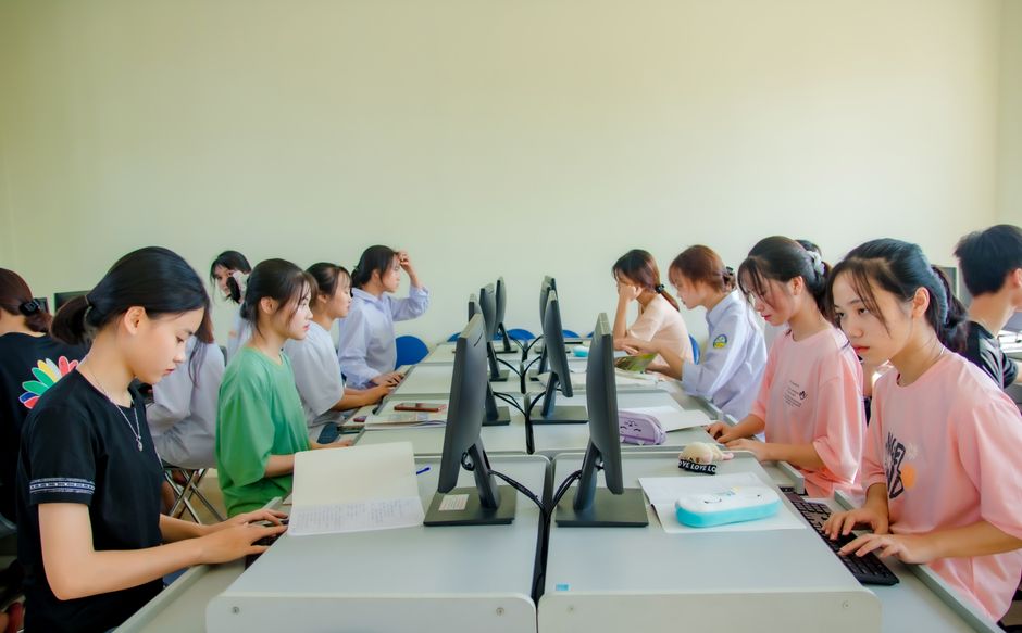Phòng máy tính hiện đại hỗ trợ học sinh học tập chủ động Học sinh ứng dụng công nghệ trong khóa học tạo động lực học tập